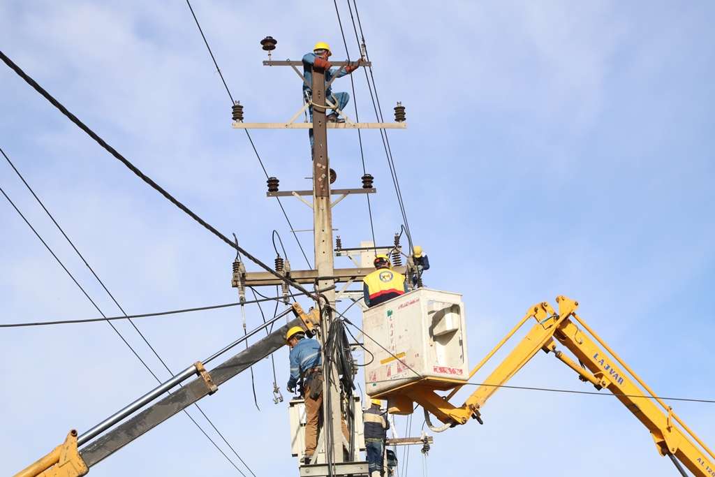 اجرای مانور بزرگ ترکیبی و اقدام جهادی بازسازی شبکه‌های توزیع برق در همدان